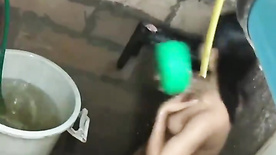 Favelada gostosa flagrada pelo vizinho tomando banho de caneca