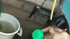 Favelada gostosa flagrada pelo vizinho tomando banho de caneca