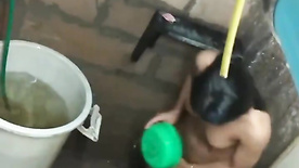 Favelada gostosa flagrada pelo vizinho tomando banho de caneca