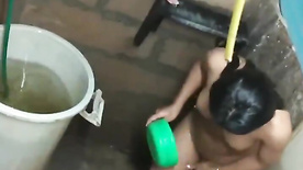 Favelada gostosa flagrada pelo vizinho tomando banho de caneca