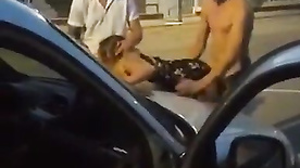 Amigos fodendo uma puta no meio da rua no sexo à três em público