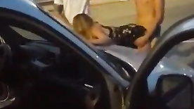 Amigos fodendo uma puta no meio da rua no sexo à três em público