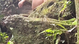 Luana Kazaki exibindo seu pacotão gostoso na trilha da cachoeira