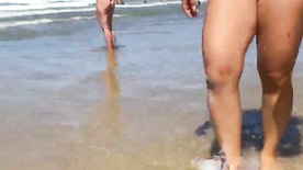Luana Kazaki safada exibicionista mostrando a bucetona na praia