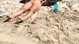 Luana Kazaki safada exibicionista mostrando a bucetona na praia