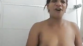 Mamãe no banho pede pra filho trazer piroca pra foder sua precheca