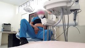 Dentista safada com tesão se masturbando dentro do seu consultório