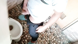 Amador do pau pequeno flagrado se masturbando no banheiro do trabalho