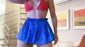 Renata Frisson a Mulher Melão tirando a roupa em um striptease excitante