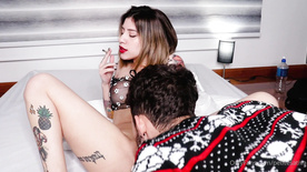 Petite Sativa fumando maconha enquanto recebe um oral de seu namorado