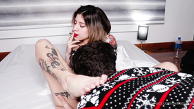 Petite Sativa fumando maconha enquanto recebe um oral de seu namorado