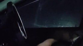 Gordinho do pau pequeno e peludo batendo punheta dentro do carro