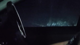 Gordinho do pau pequeno e peludo batendo punheta dentro do carro