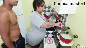 Fodendo a empregada gordinha a força na cozinha