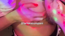 Larissa Sumpani deixando um fã tomar um shot em seus peitões