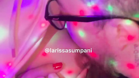 Larissa Sumpani deixando um fã tomar um shot em seus peitões