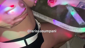 Larissa Sumpani deixando um fã tomar um shot em seus peitões