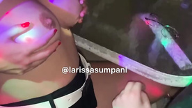 Larissa Sumpani deixando um fã tomar um shot em seus peitões