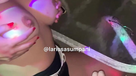 Larissa Sumpani deixando um fã tomar um shot em seus peitões