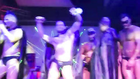 Festa gay acaba com orgia entre homens em cima do palco