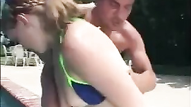 Sexo na piscina com loirinha magrinha fodendo arreganhada