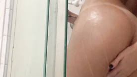 Marijane pelada no banho com um plug anal enfiado no cuzinho