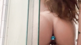 Marijane pelada no banho com um plug anal enfiado no cuzinho