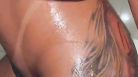 Puta novinha tatuada se acaricia toda nua