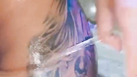 Puta novinha tatuada se acaricia toda nua
