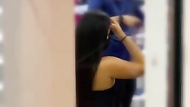 Luana Kazaki aproveita o passeio com o corno para se exibir no shopping