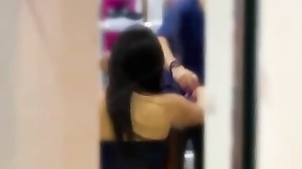 Luana Kazaki aproveita o passeio com o corno para se exibir no shopping