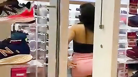 Luana Kazaki aproveita o passeio com o corno para se exibir no shopping