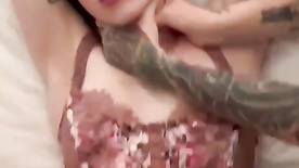 Tatuada com carinha de garota adora ser dominada no sexo