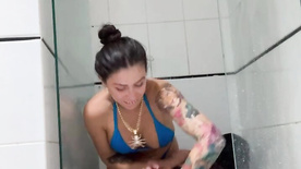 Mc Pipokinha recebendo sexo oral de uma amiguinha safada no banho