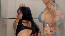 Mc Pipokinha se exibindo no banho com uma amiguinha puta
