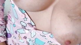 Tata Marin de pijama mostrando seus peitos naturais e gostosos