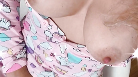 Tata Marin de pijama mostrando seus peitos naturais e gostosos