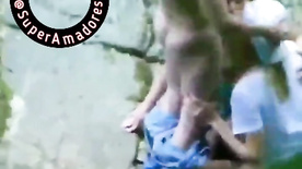 Boquete duplo na cachoeira com amadoras mamando em público