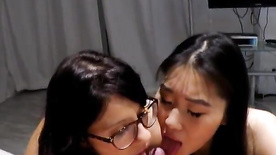 Garotas asiáticas sexys fazendo um macho gozar no boquete duplo