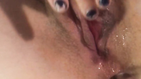Buceta molhada expelindo o plug anal do cuzinho arrombado