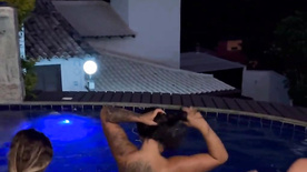 Biatrois pelada com duas amigas gostosas mostrando os peitos na piscina