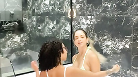 Bbsants beijando sua amiga peladinha na banheira de espuma