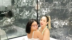 Bbsants beijando sua amiga peladinha na banheira de espuma