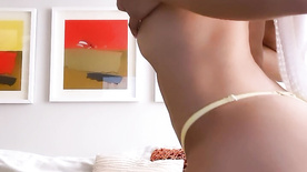 Mulher Melão tirando a calcinha e exibindo seu bucetão carnudo com tesão