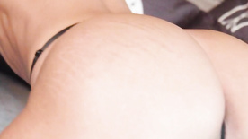 Mc Tati Zaqui sensualizando peladinha em vídeo vazado de seu canal de conteúdos
