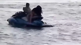 Casal de amadores flagrados fodendo em cima do jetski