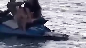 Casal de amadores flagrados fodendo em cima do jetski