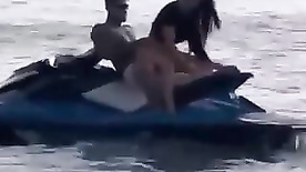 Casal de amadores flagrados fodendo em cima do jetski