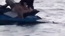 Casal de amadores flagrados fodendo em cima do jetski