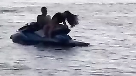 Casal de amadores flagrados fodendo em cima do jetski